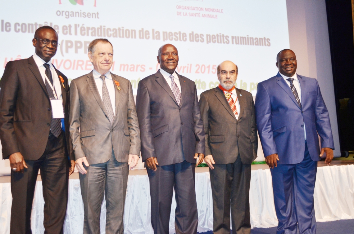 Award presentation by Côte d’Ivoire for FAO/IAEA work on PPR
