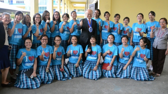 IAEA Director General Yukiya Amano with students of Quezon City High School, Manila